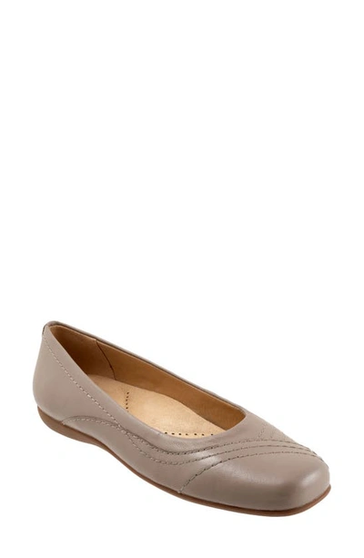 Trotters Sasha Square Toe Flat In Stone