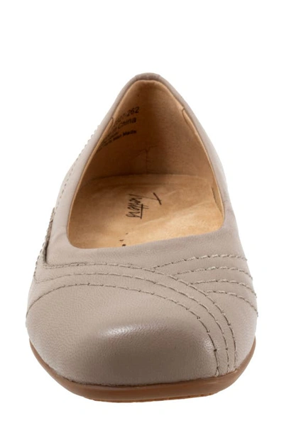 Trotters Sasha Square Toe Flat In Stone