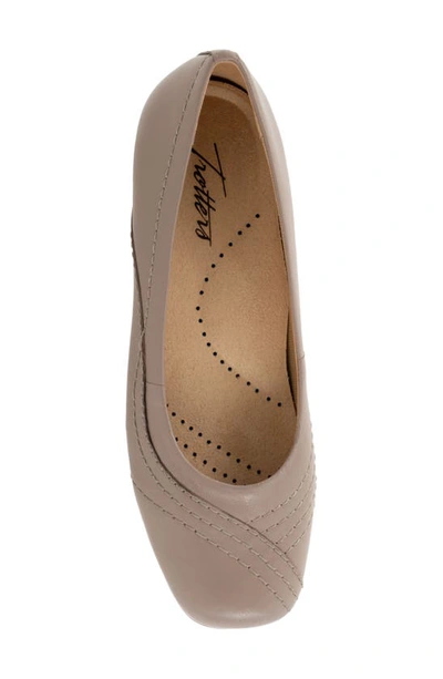 Trotters Sasha Square Toe Flat In Stone
