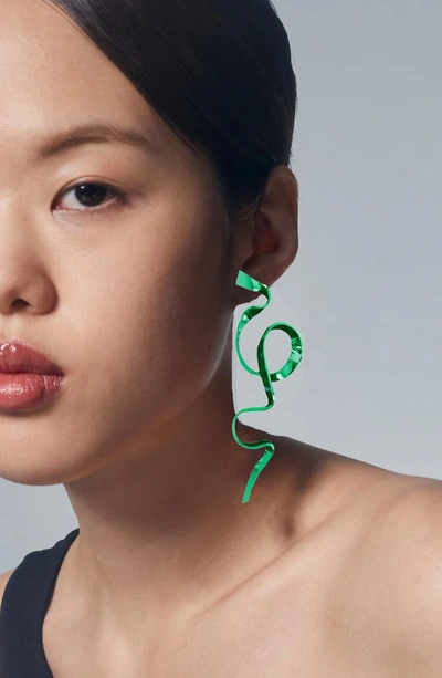 Sterling King Allegro Ribbon Drop Earrings In Emerald