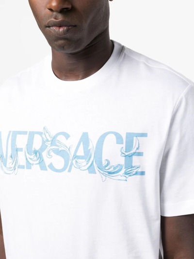Shop Versace T-shirt Con Logo Barocco Silhouette In White