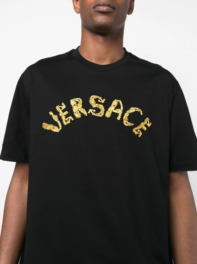 Shop Versace T-shirt Con Logo Seashell Baroque In Black