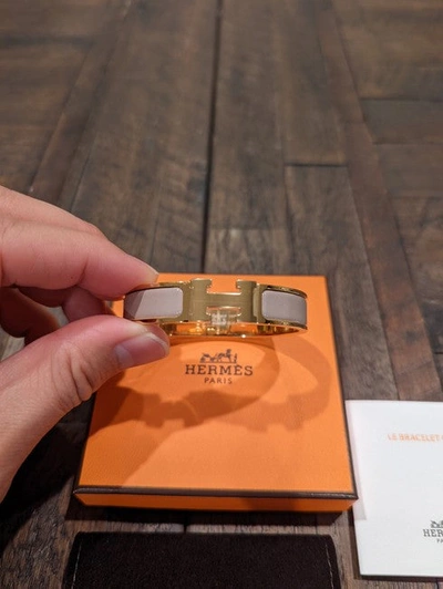 Pre-owned Hermes Women Marron Glacé Clic H Enamel Gold Plated Hardware Pm Bracelet