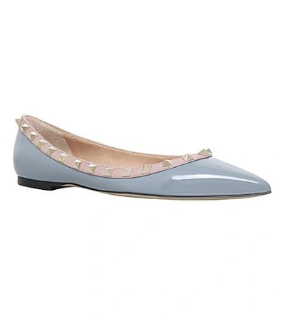 Shop Valentino Rockstud Patent-leather Pointed Flats In Grey/light