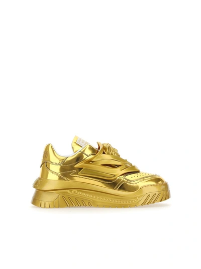 Shop Versace Sneakers In Oro