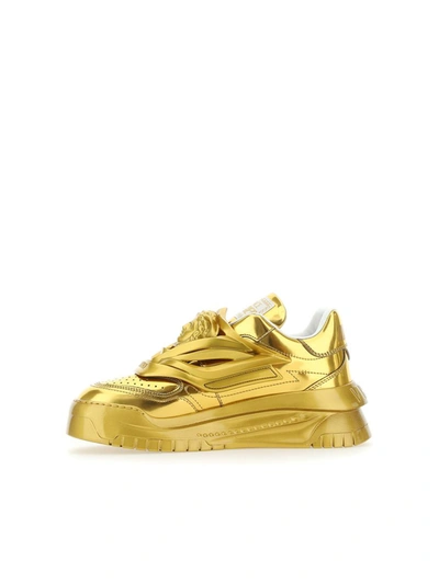 Shop Versace Sneakers In Oro