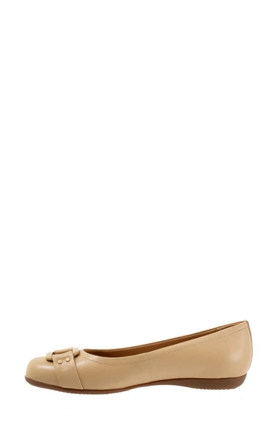 Trotters Sizzle Signature Flat In Beige