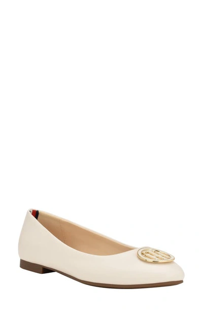 Tommy Hilfiger Ganimnay Flat In Ivory