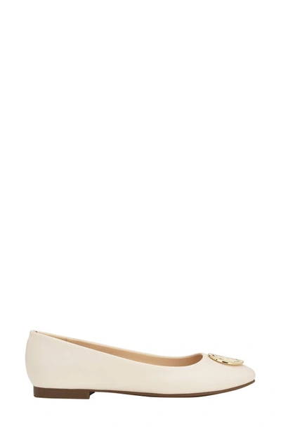 Tommy Hilfiger Ganimnay Flat In Ivory