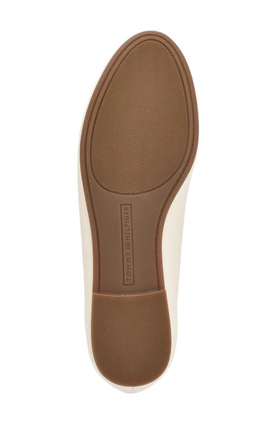Tommy Hilfiger Ganimnay Flat In Ivory