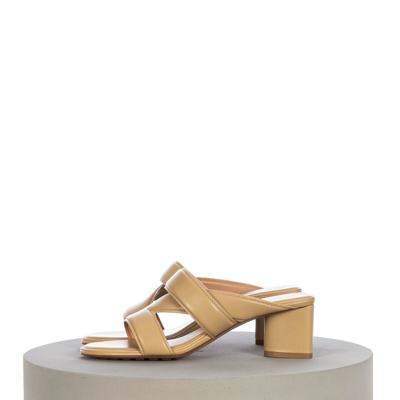 Pre-owned Bottega Veneta 840$ 'the Band' Strap Mule Sandal, Cane Sugar Leather, Padded In Beige