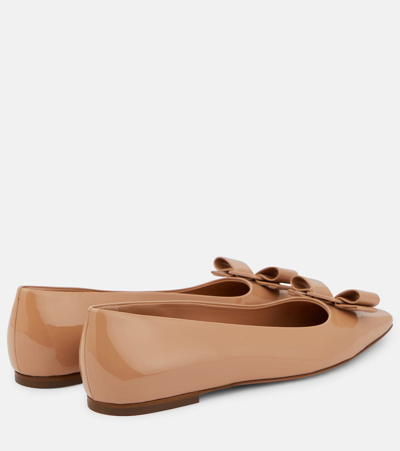 Shop Ferragamo Vara Bow Patent Leather Ballet Flats In Beige