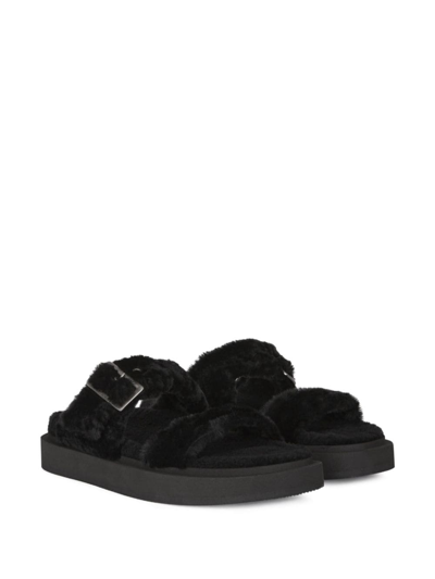 Giuseppe Zanotti Furry Buckled Sheepskin Slides In Schwarz
