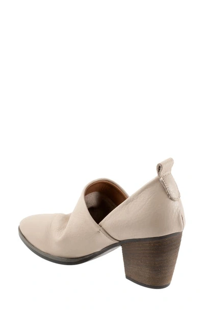 Bueno Kesia Block Heel Pump In Light Grey