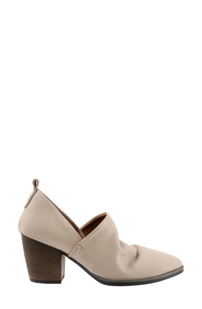 Bueno Kesia Block Heel Pump In Light Grey