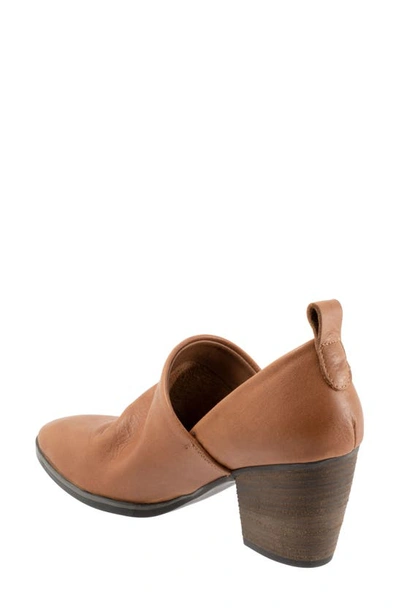 Bueno Kesia Block Heel Pump In Tan