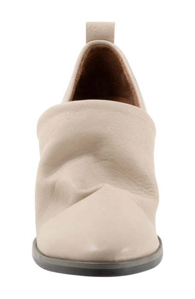 Bueno Kesia Block Heel Pump In Light Grey