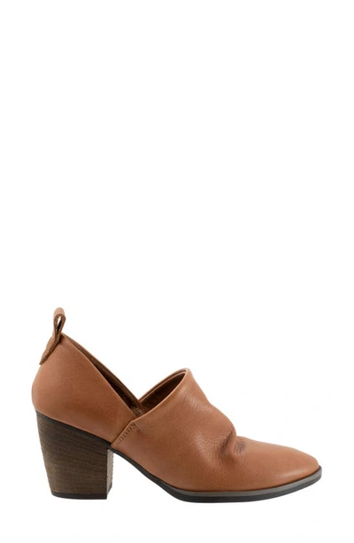 Bueno Kesia Block Heel Pump In Tan