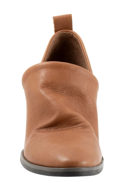 Bueno Kesia Block Heel Pump In Tan