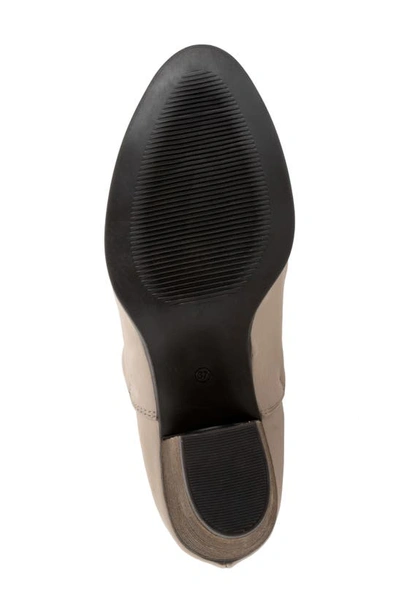 Bueno Kesia Block Heel Pump In Light Grey