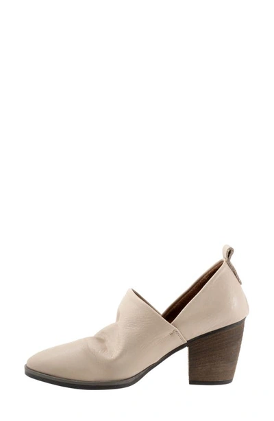 Bueno Kesia Block Heel Pump In Light Grey