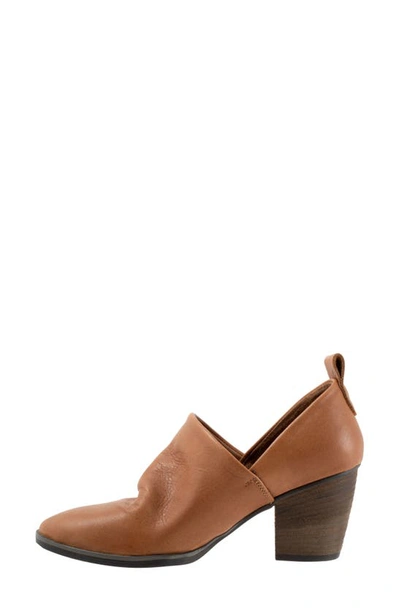 Bueno Kesia Block Heel Pump In Tan