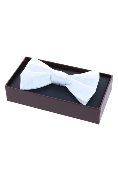Trafalgar Sutton Pre-tied Silk Bow Tie In White