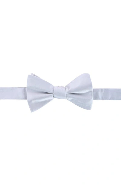 Trafalgar Sutton Pre-tied Silk Bow Tie In Silver