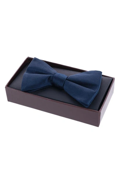 Shop Trafalgar Sutton Pre-tied Silk Bow Tie In Navy