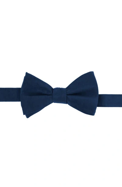 Shop Trafalgar Sutton Pre-tied Silk Bow Tie In Navy