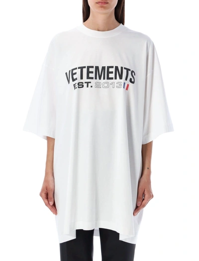 Shop Vetements T-shirt Flag Logo In White
