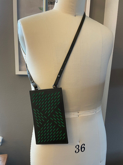Pre-owned Bottega Veneta Black Leather Lanyard Phone Case Wallet 578205 Green Stripe