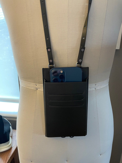 Pre-owned Bottega Veneta Black Leather Lanyard Phone Case Wallet 578205 Green Stripe