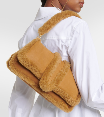 Jacquemus Le Bambimou Doux Shearling-trimmed Leather Shoulder Bag In Beige