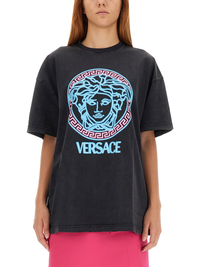 Shop Versace T-shirt With Worn Look In Nero