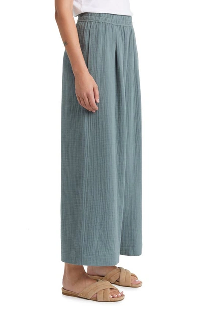 Shop Madewell Lightspun Untailored Crop Wide Leg Pants In Architect Green