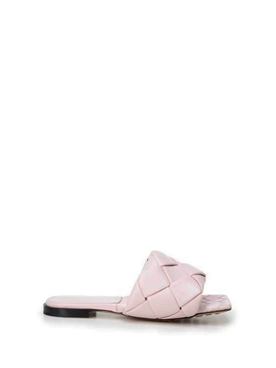 Shop Bottega Veneta Flat Lido Sandals In Cameo