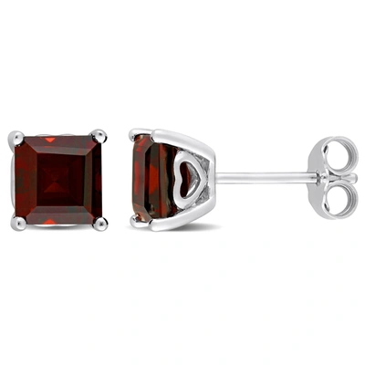 Mimi & Max 2 1/2 Ct Tgw Princess Cut Garnet Stud Earrings In Sterling Silver In Red