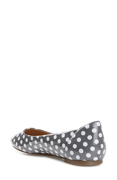 Journee Collection Womens Kavn Medium And Wide Width Comfort Insole Slip On Round Toe Ballet Flats In White Dot