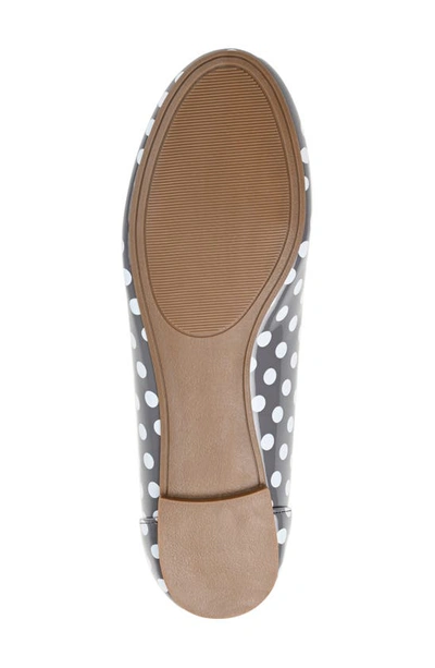 Journee Collection Womens Kavn Medium And Wide Width Comfort Insole Slip On Round Toe Ballet Flats In White Dot