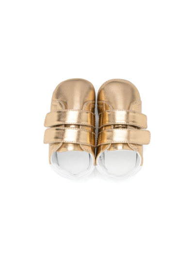 Shop Versace Logo-print Metallic-effect Pre-walkers In Gold