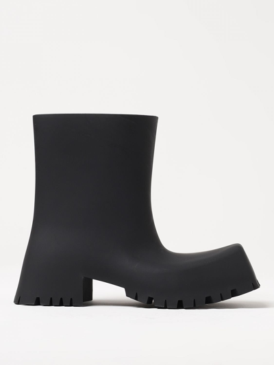Shop Balenciaga Trooper Ankle Boots In Rubber In Black