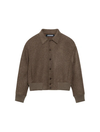 Jacquemus Logo Patch Buttoned Bomber Jacket In Brown