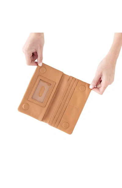 Hobo Lumen Leather Bifold Wallet In Sandstorm