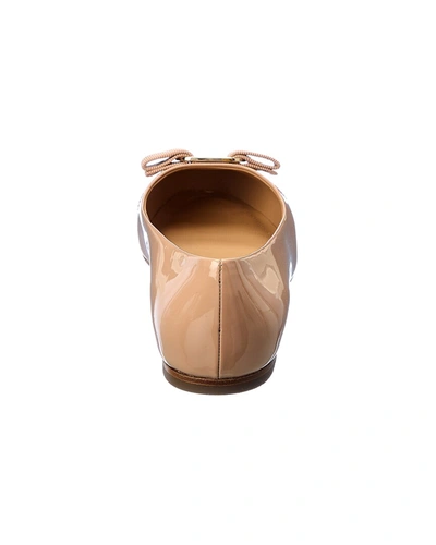 Ferragamo Varina Bow-detailed Patent-leather Ballet Flats In Beige