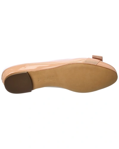 Ferragamo Varina Bow-detailed Patent-leather Ballet Flats In Beige