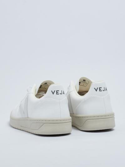 Shop Veja V-10 Sneaker In Bianco
