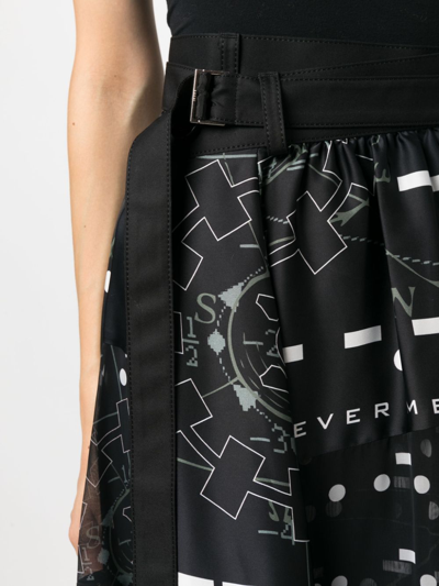 Sacai Graphic-print Belted Midi Skirt In Schwarz