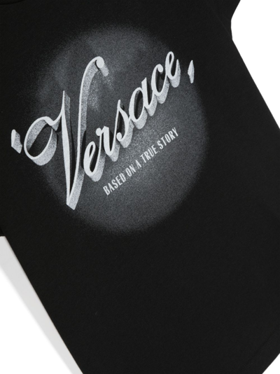 Shop Versace Logo-print Cotton T-shirt In 黑色