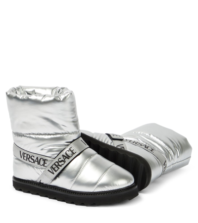 Versace Logo Snow Boots In Silver